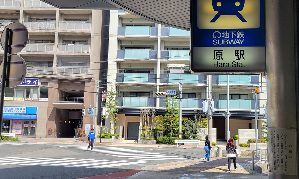 2番出口を右に横断歩道を渡るの写真